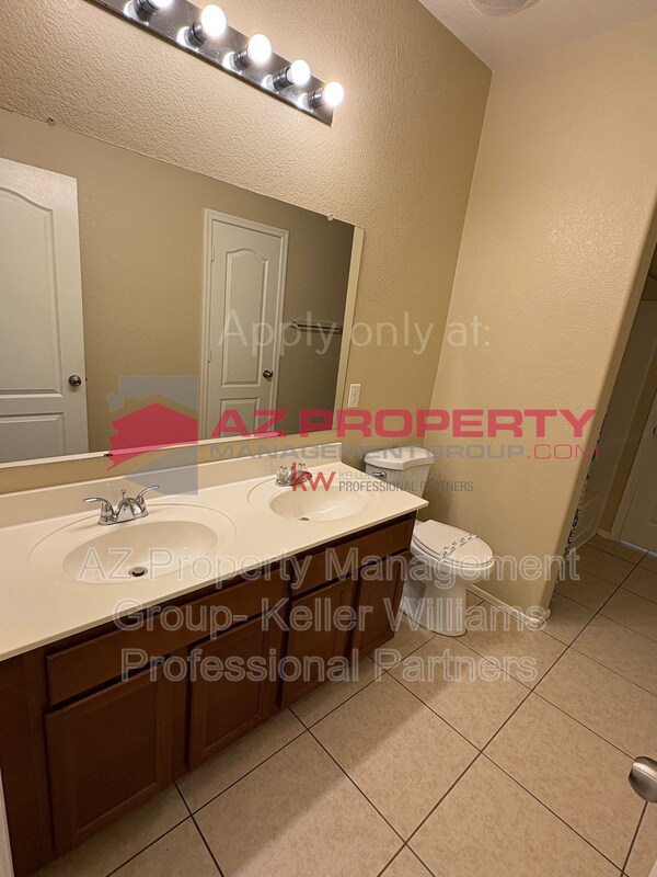 Building Photo - 812 S 178th Ln