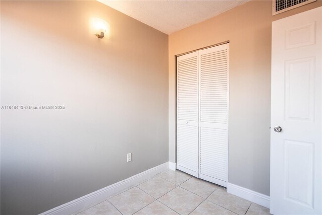 Building Photo - 2150 Bay Dr