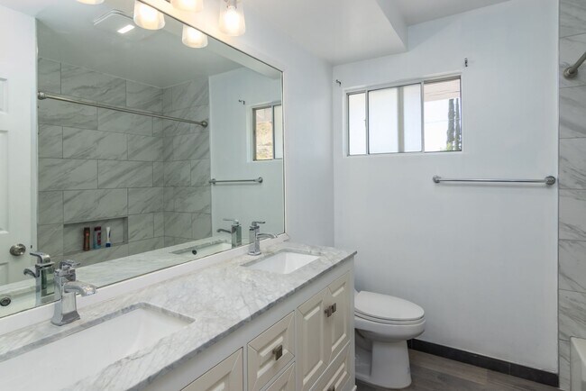 Building Photo - Refreshed 5-bedroom, 3-bathroom home locat...