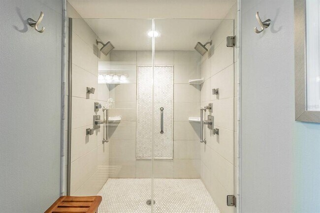 Building Photo - 5901 Bahia Del Mar Cir N