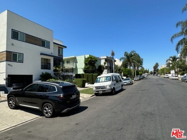 Building Photo - 4832 Rosewood Ave