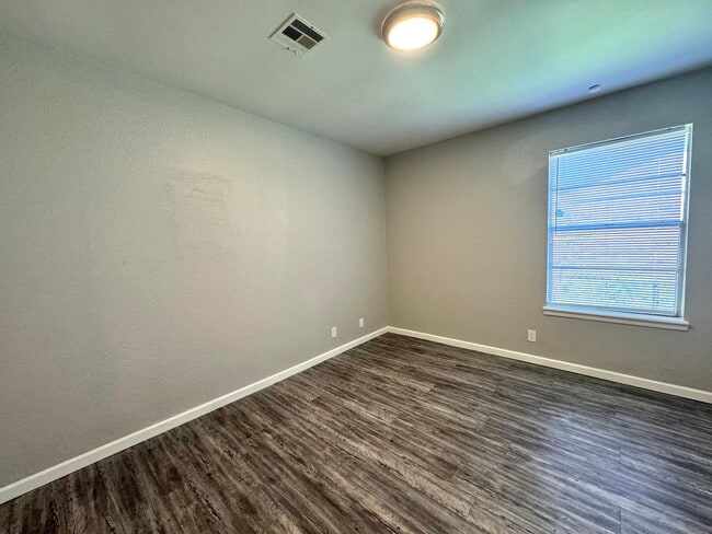 Building Photo - 3 bedroom 2 bathroom Duplex!