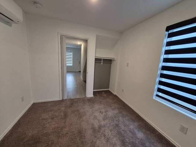 Building Photo - 6930 Elm Cv