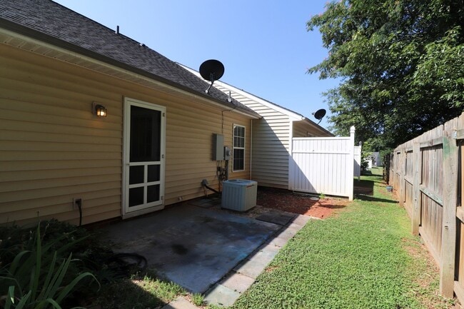 Building Photo - Light and Bright End unit 3 bdrm 2 bath to...