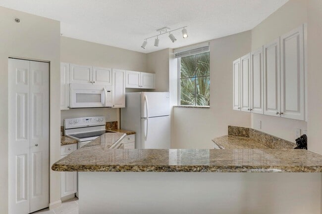 Building Photo - 630 S Sapodilla Ave