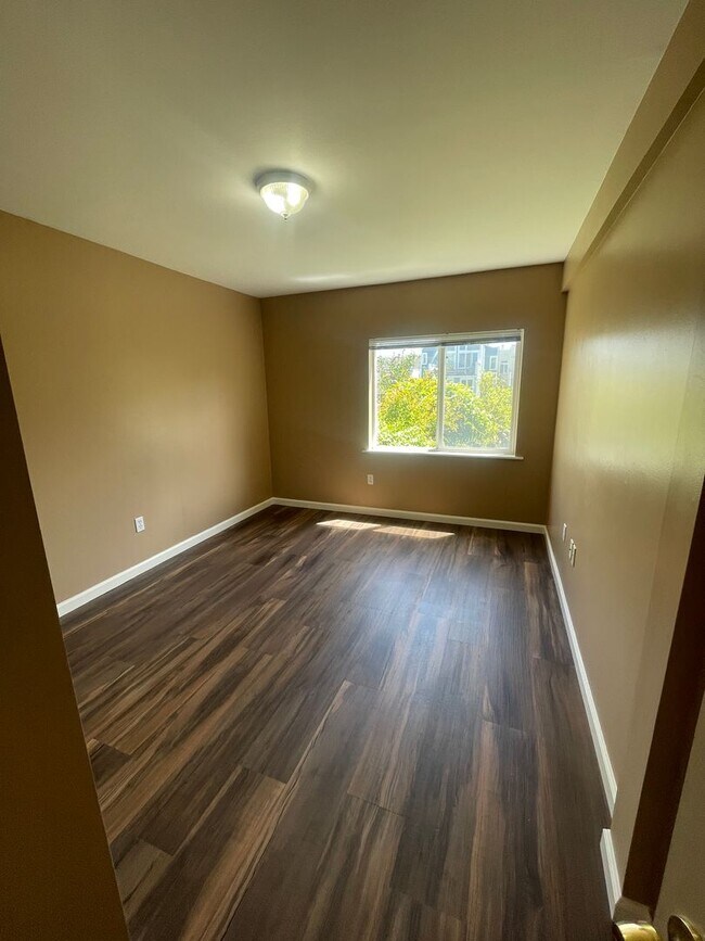 Building Photo - Cozy apartment unit in middle of Sunset re...