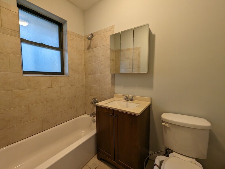 Building Photo - 4409 N Wolcott Ave