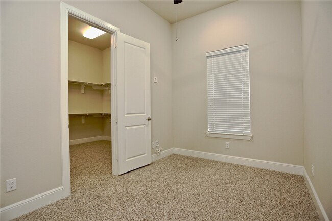 Building Photo - 4009 Lillian St