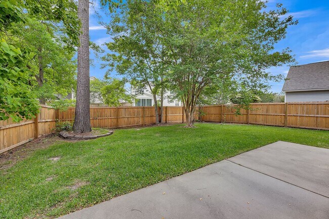 Building Photo - Centrally Located and Beautifully Renovate...