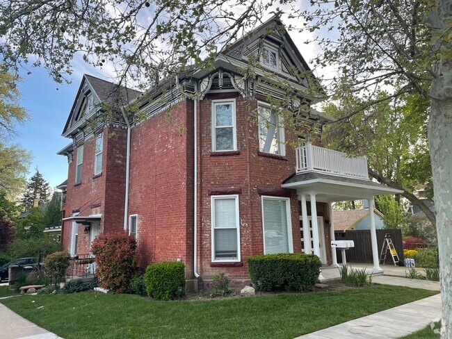 Building Photo - 137 G St