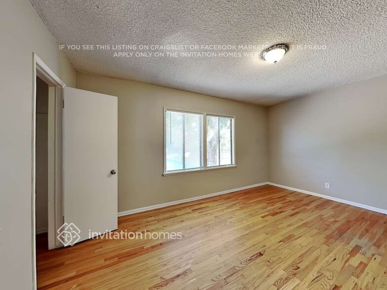 Building Photo - 15040 Valerio St