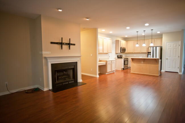 Building Photo - Spacious 3-Bedroom Ranch with Versatile Li...