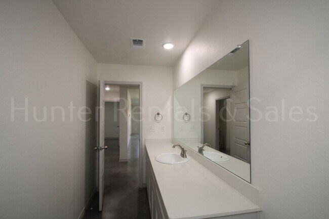 Building Photo - 805 Freedom Cir