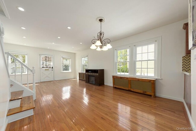 Building Photo - 353 W Jamaica Ave