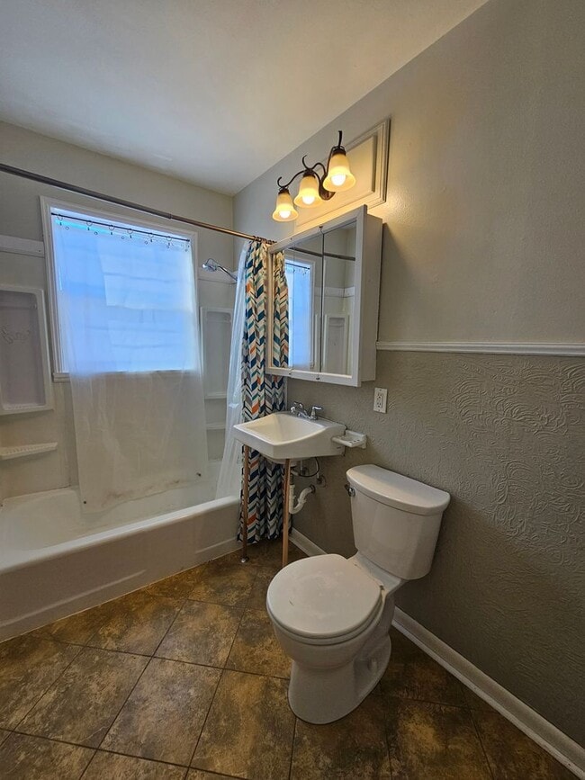 Building Photo - 2 BED | 1 BATH | SINGLE-LEVEL HOME | WEST