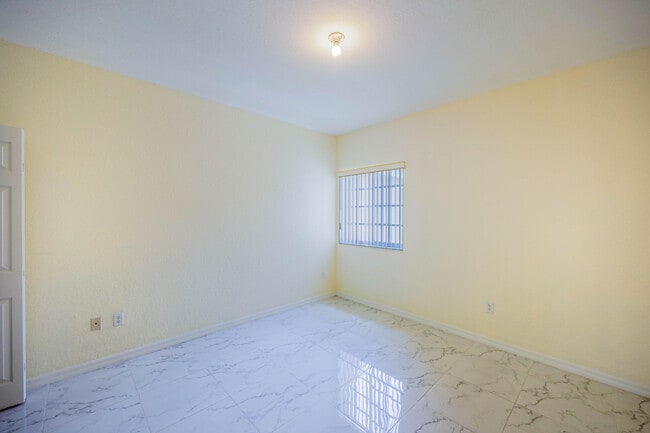 Building Photo - 5441 Via Delray Blvd