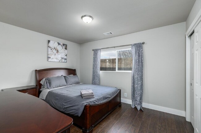 Building Photo - "Charming 2-Bed Oasis with 988 Sq Ft of Comfort in Cheyenne!"