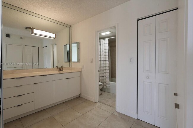 Building Photo - 20505 E Country Club Dr