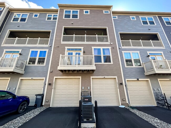 Building Photo - Luxury 3 Bedroom 2.5 Bathroom Brick Townho...
