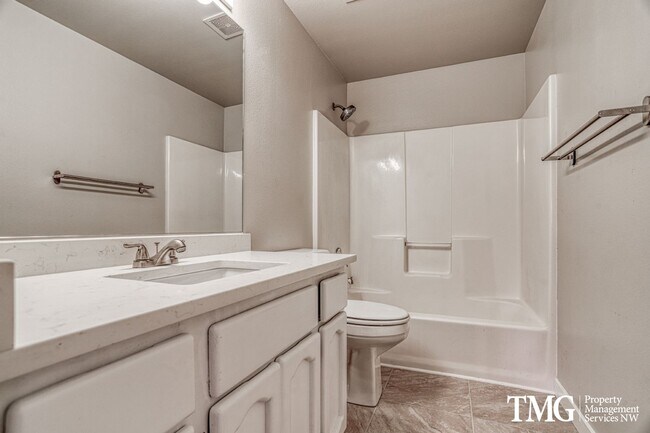 Building Photo - **MI Special: Feb Rent Free!!** 4 Bed 2.5 Bath Home Near Parks, Shopping, and Dining. Main Level ...