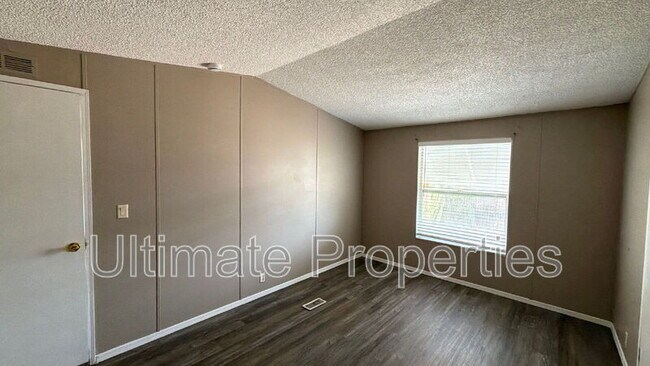 Building Photo - 2067 E Charleston Ave
