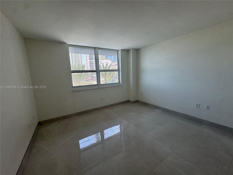 Building Photo - 1155 Brickell Bay Dr