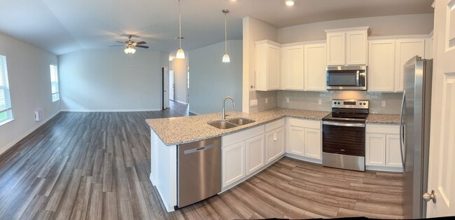 Building Photo - Available NOW This charming 1 story, 3 bed...