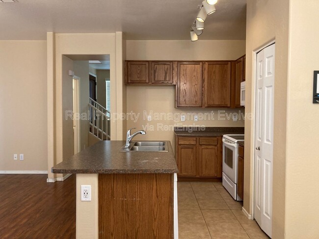 Building Photo - 4059 E Carla Vista Dr