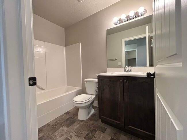 Building Photo - Meadow Crest Home!!!!