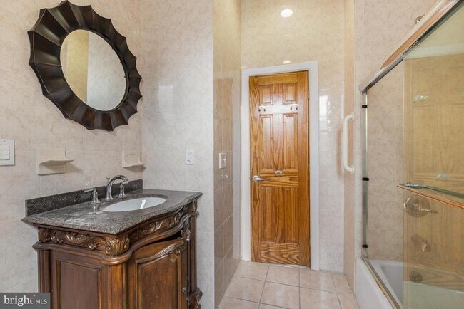 Building Photo - 1704 W Girard Ave