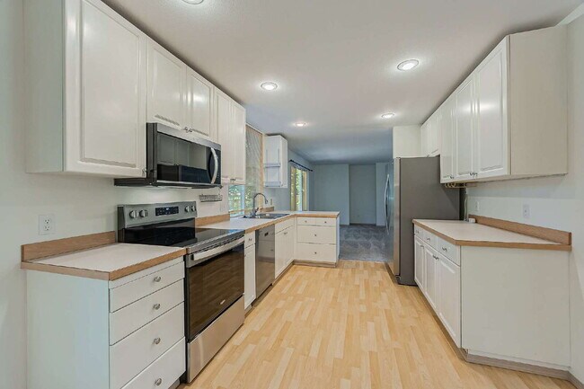 Building Photo - **NO SHOWINGS AT THIS TIME. WE HAVE A PEND...
