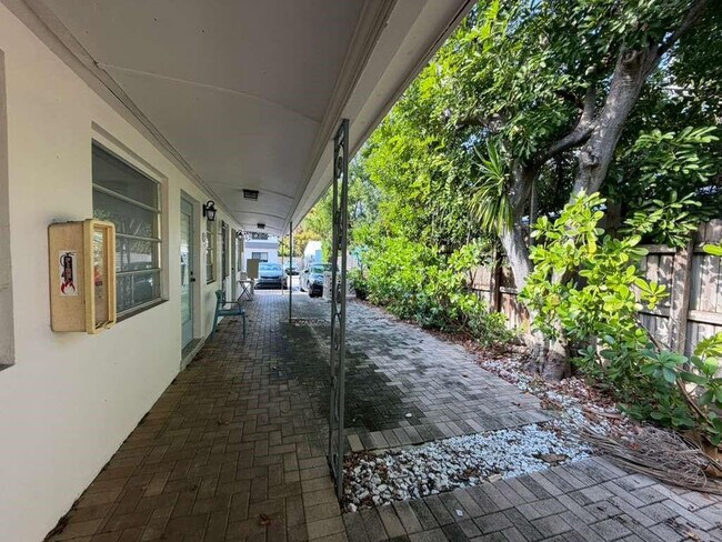 Building Photo - 820 N Victoria Park Rd