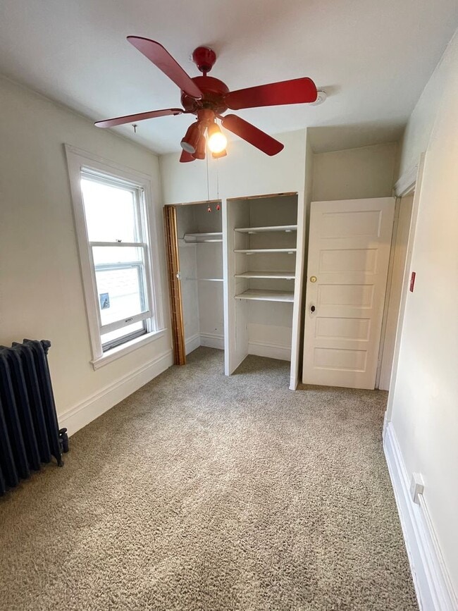 Building Photo - AVAILABLE NOW! - 4 Bed1 Bath Renovated Home!