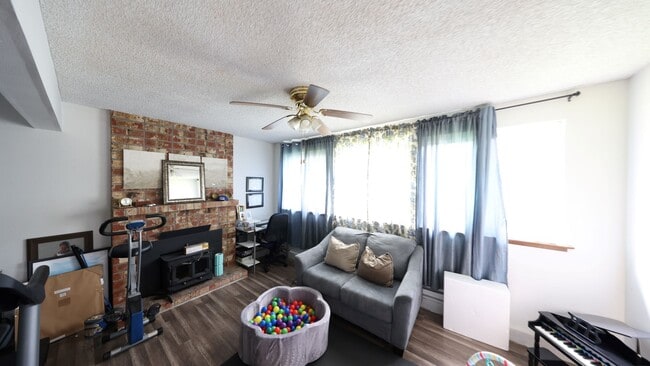 Building Photo - 3 Bed 2 Bath - A/C - Large Backyard - Dog Friendly - NAS Whidbey