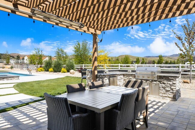 Building Photo - Exquisite Luxury Retreat on 1 Acre – 5BR/4...