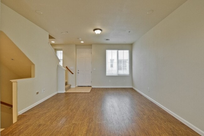 Building Photo - Sought-after Multi-level Home Near Great Mall!