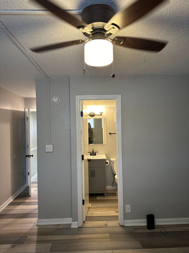 Building Photo - Evian Tower Condominium: 1BD/1BA and comes with assigned parking space. AVAILABLE NOW 2/1/24