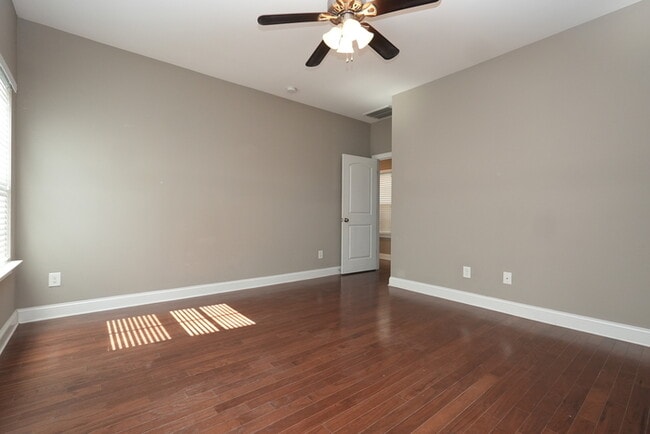 Building Photo - Charming 3-Bed, 3.5-Bath Home in a Peacefu...