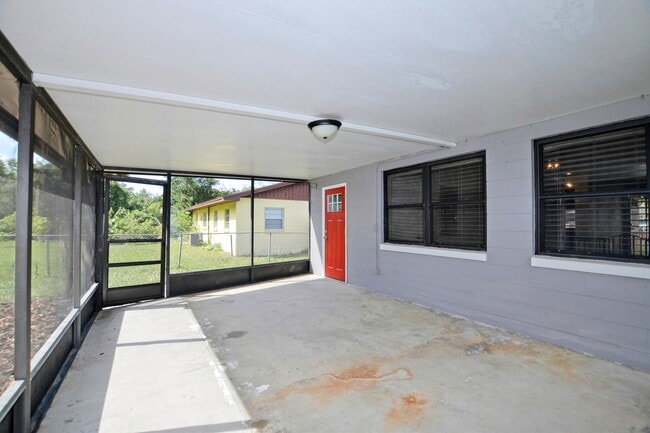 Building Photo - 4 bed 2 bath home