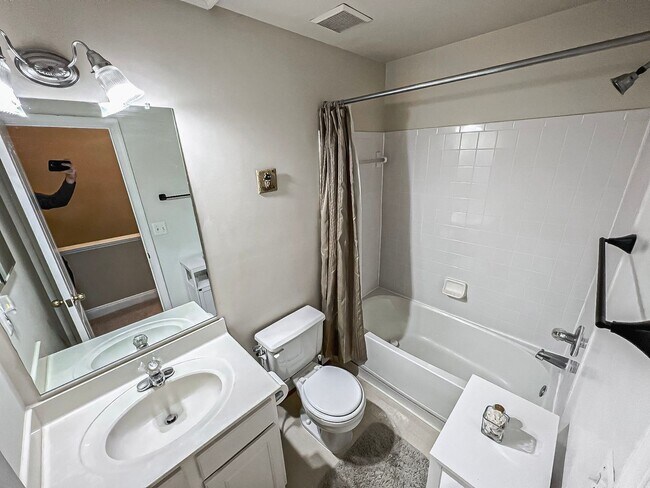 Building Photo - Lovely Tri-Level 3 Bedroom 2 Bathroom And ...