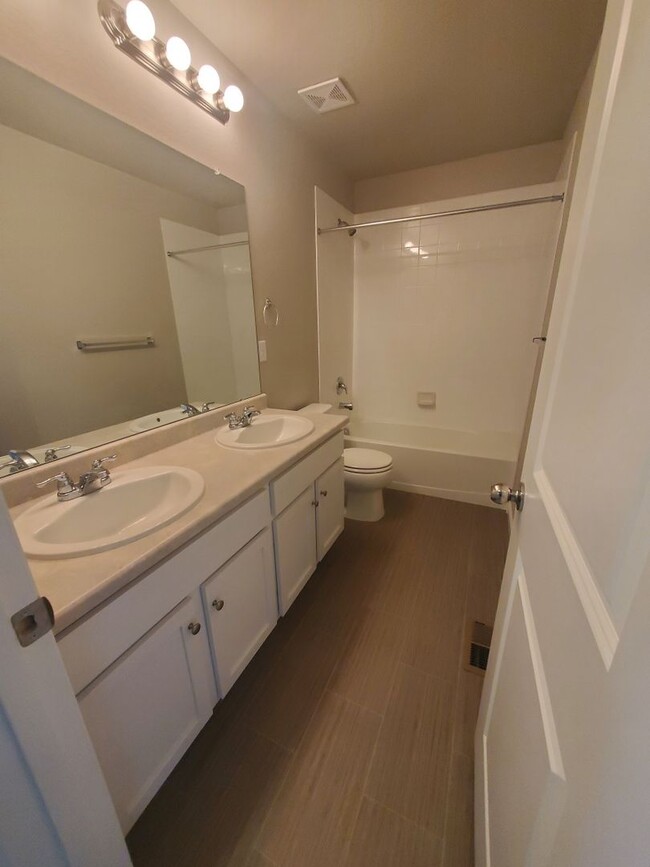 Building Photo - Beautiful and Spacious 3BR House in Freder...