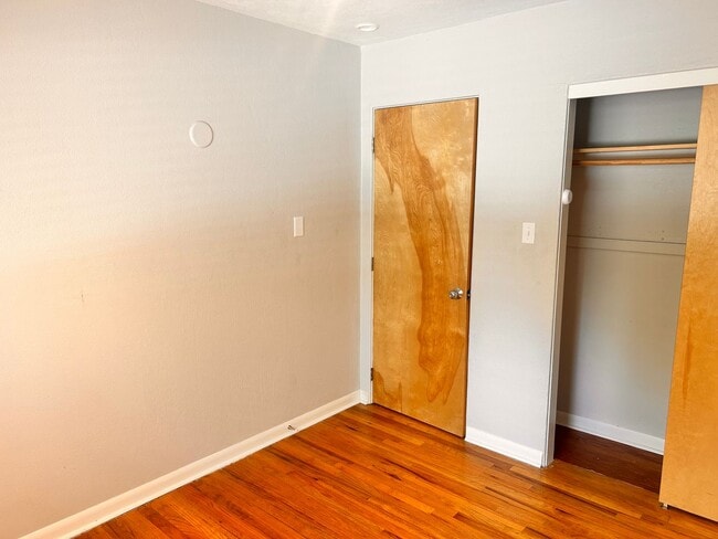 Building Photo - 4 Bedroom, 2 Bathroom in the Lower Rattles...