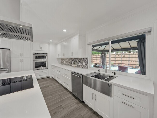 Building Photo - 1121 Bass Dr