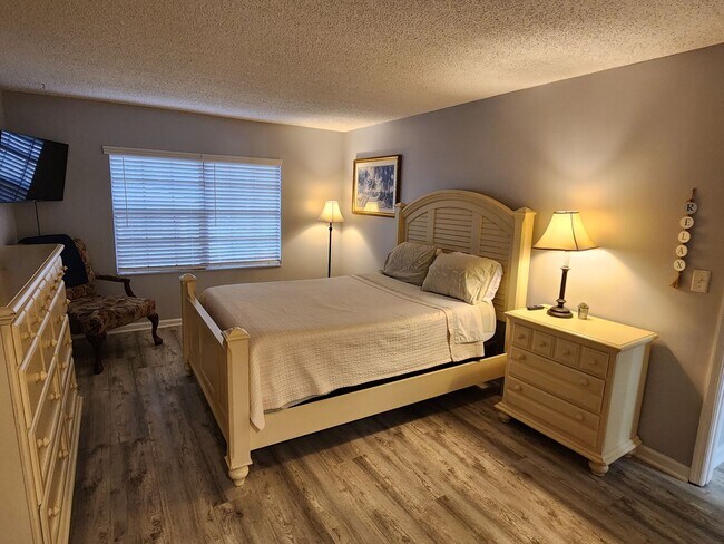 Building Photo - Spacious 2/2 condo