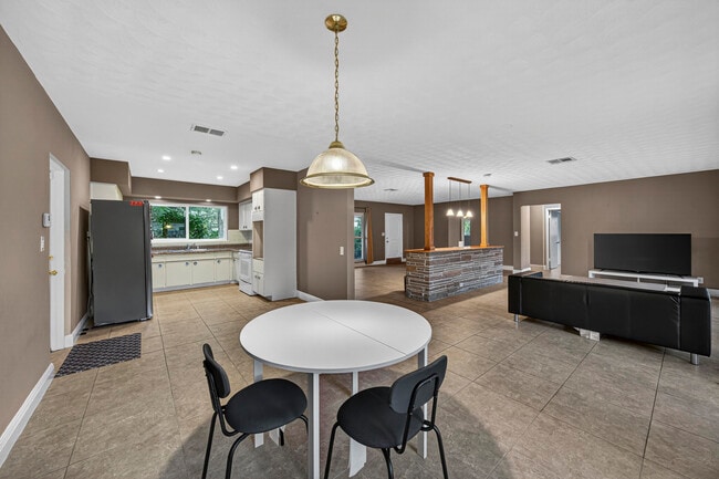 Building Photo - 2750 SE 3rd St