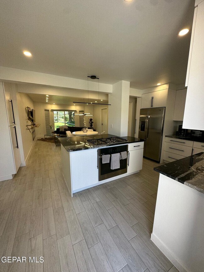 Building Photo - 350 Thunderbird Dr
