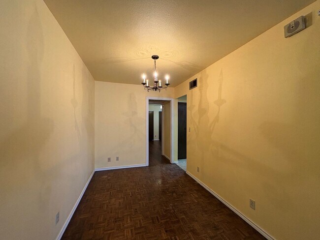 Building Photo - Mesa 2 Bedroom 1 Bath in Triplex Building