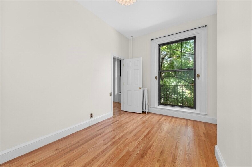 *Pictures are representative samples of the advertised unit. In some cases, the actual units you to - 501 Beacon St