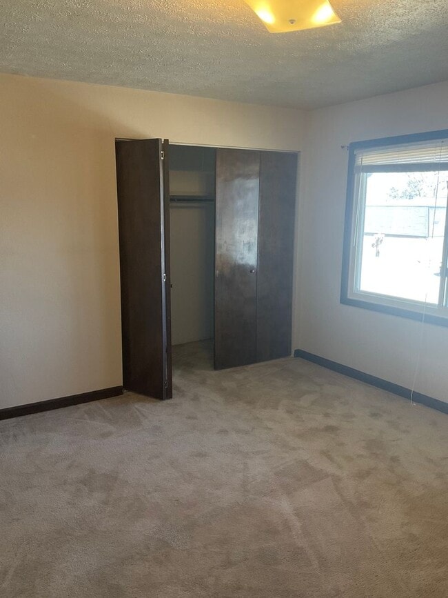 Building Photo - 405 E Poos Dr