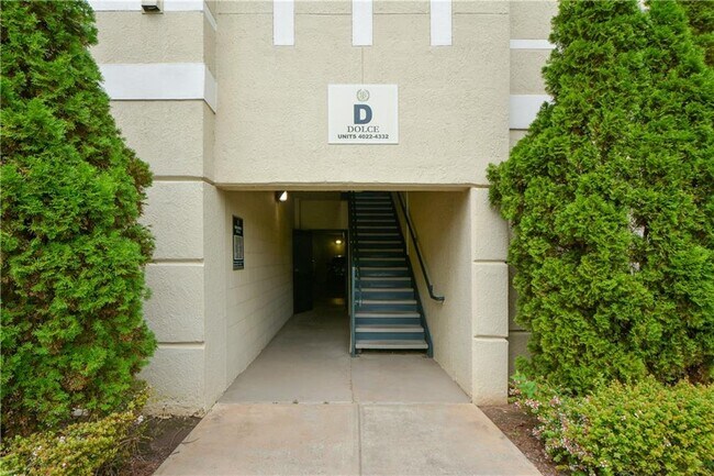 Building Photo - 955 Juniper St NE
